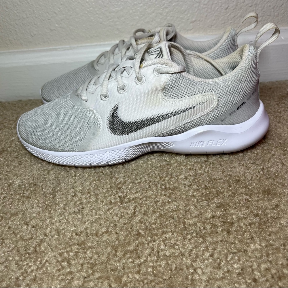 Nike FLEX EXPERIENCE RUN 10 Women's White Nike FLEX EXPERIENCE RUN 10 Women's